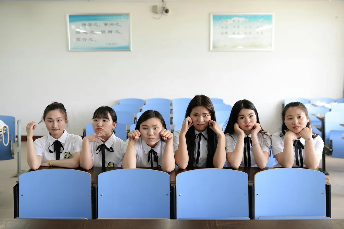 草莓视频后期人员在剪辑台前处理成片节奏与画面调色